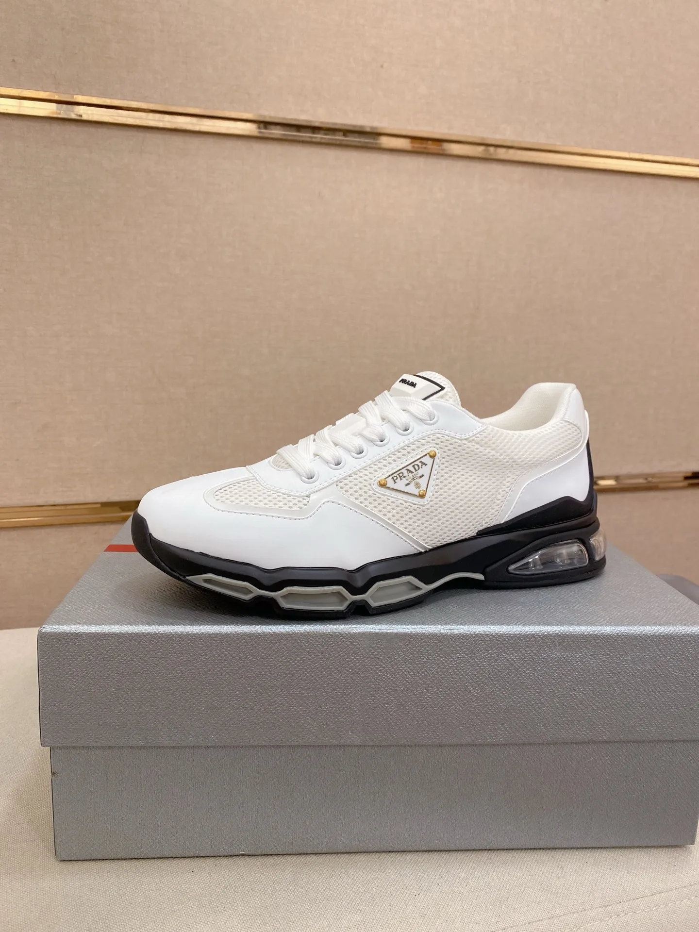 Factory price 660💰 ✔️✔️✔️High version High-quality new PRADA (Prada) counters are on the market at the same time, new men's shoes, 😘fabrics imported first-layer cowhide and mesh fabrics, purely handmade. Lining: Full cowhide lining. 👍🏿 High-end ☄️ air-cushion molded anti-slip rubber outsole, exquisite lines, simple and elegant, comfortable and high-end for leisure travel. Code number: 38 to 45